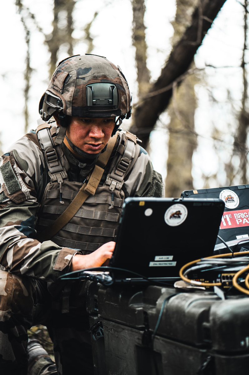 11e brigade parachutiste (@11ebp) on Twitter photo Dans le cadre de sa  #PrepaOps, la 11e CCTP et l’état-major de la #11BP entretiennent leurs savoir-faire tactiques et techniques avec un exercice aéroporté.
Au sol, les paras ont mis en place le matériel nécessaire pour la conduite des opérations dans les plus brefs délais. 👊 Dans le cadre de sa  #PrepaOps, la 11e CCTP et l’état-major de la #11BP entretiennent leurs savoir-faire tactiques et techniques avec un exercice aéroporté.
Au sol, les paras ont mis en place le matériel nécessaire pour la conduite des opérations dans les plus brefs délais. 👊