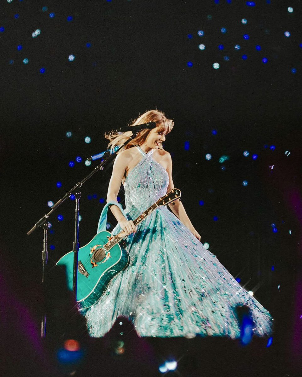 cryeyesviolet_'s tweet photo. this photo is so magical, a true princess https://t.co/5L8d7CCd8a