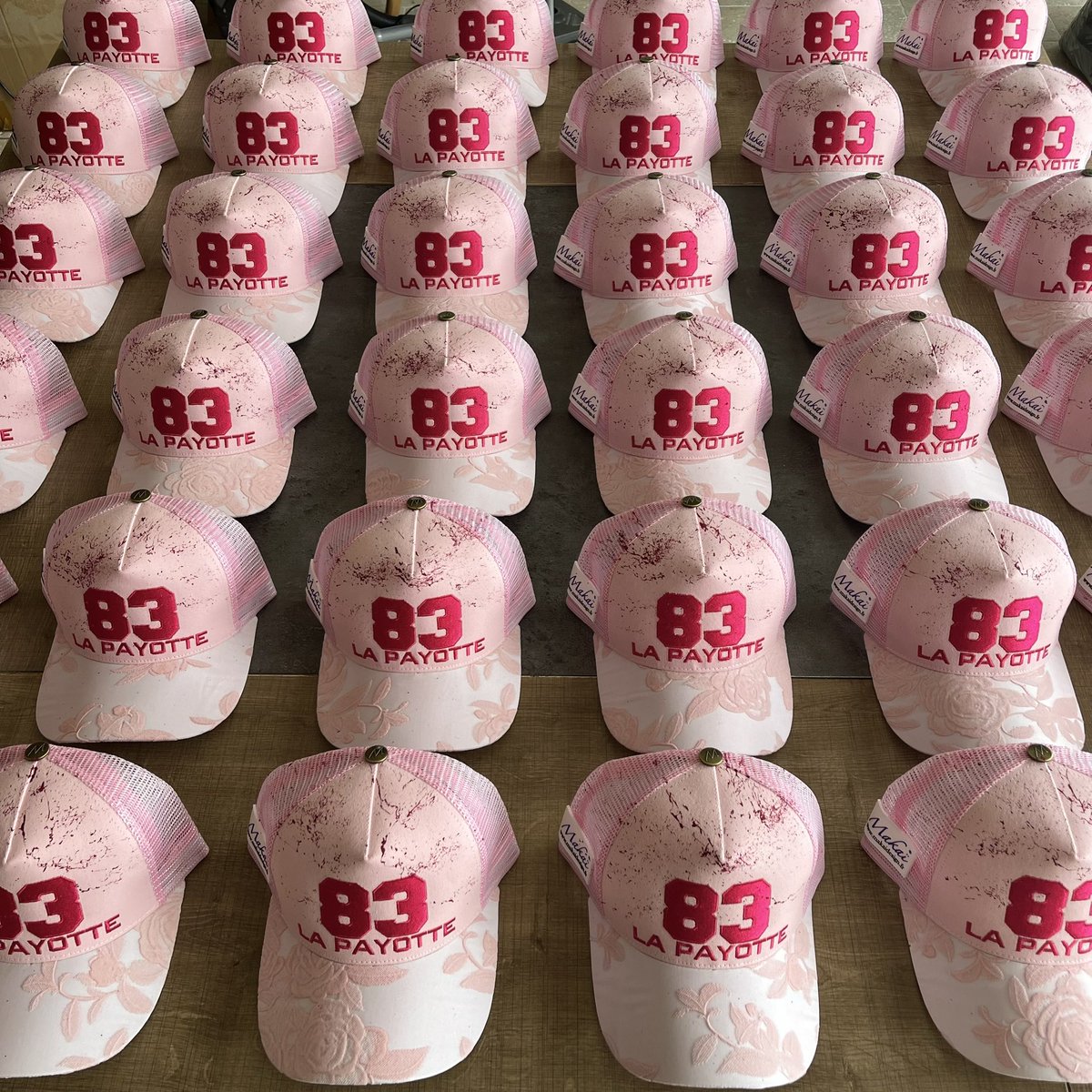 🧢🔥 ÉDITION LIMITÉE – LA PAYOTTE 83 🔥🧢

💖 LE DROP QUI FAIT SENSATION ! 💖

1️⃣ Modèle Original → Rose poudré, broderie stylée
QUI EST CHAUD ? 🔥 Tag ton crew et sois prêt !

#LaPayotte #EditionCollector #MerciJulien #DemainSeulement #PlagePrivée #StyleUnique #SummerMood ☀️🧢