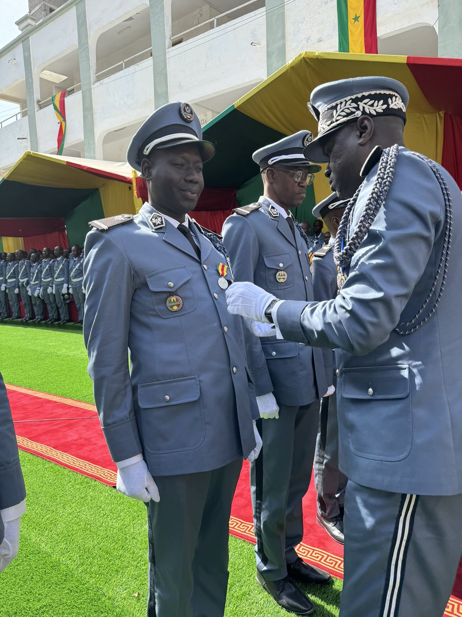 « La fête de l’indépendance qui nous réunit ce matin consacre la décoration à la médaille d’honneur d’agents des Douanes en activité comme à la retraite qui se sont particulièrement distingués dans l’exécution du service.
Je voudrais les féliciter vivement et les encourager à