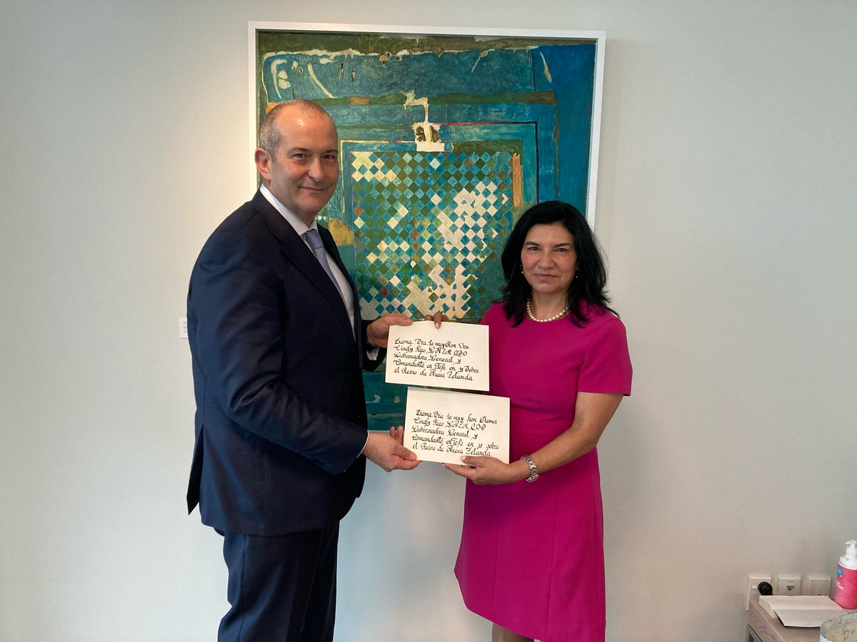 NZinColombia's tweet photo. Un nuevo capítulo en nuestra relación bilateral está por comenzar 🇨🇴🤝🇳🇿

Esta semana la embajadora designada de 🇨🇴 en 🇳🇿, Isaura Duarte Rodriguez, presentó las copias de estilo de sus cartas credenciales ante Jeremy Clarke-Watson, jefe de protocolo de la Cancillería. 🧵 https://t.co/RMIrEM06qr