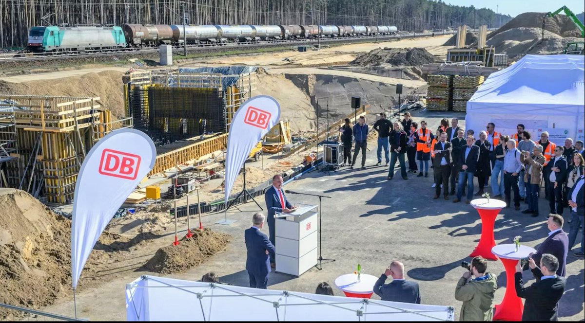 #GigaBerlinBrandenburg
Symbolic ground-breaking ceremony for the new
“Tesla-Nord” station today, scheduled for completion in 2026.
At the same time, a modern freight station with five tracks and two passing tracks will be built.
sueddeutsche.de/wirtschaft/gru…