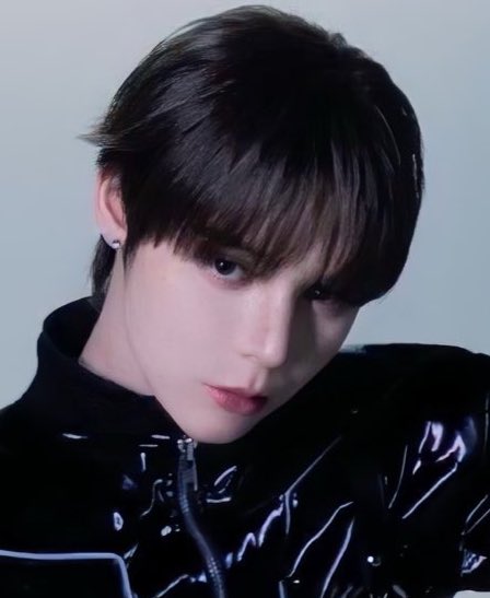 adorablybearyJJ's tweet photo. 2022                                           2025 https://t.co/T0Jgriixha