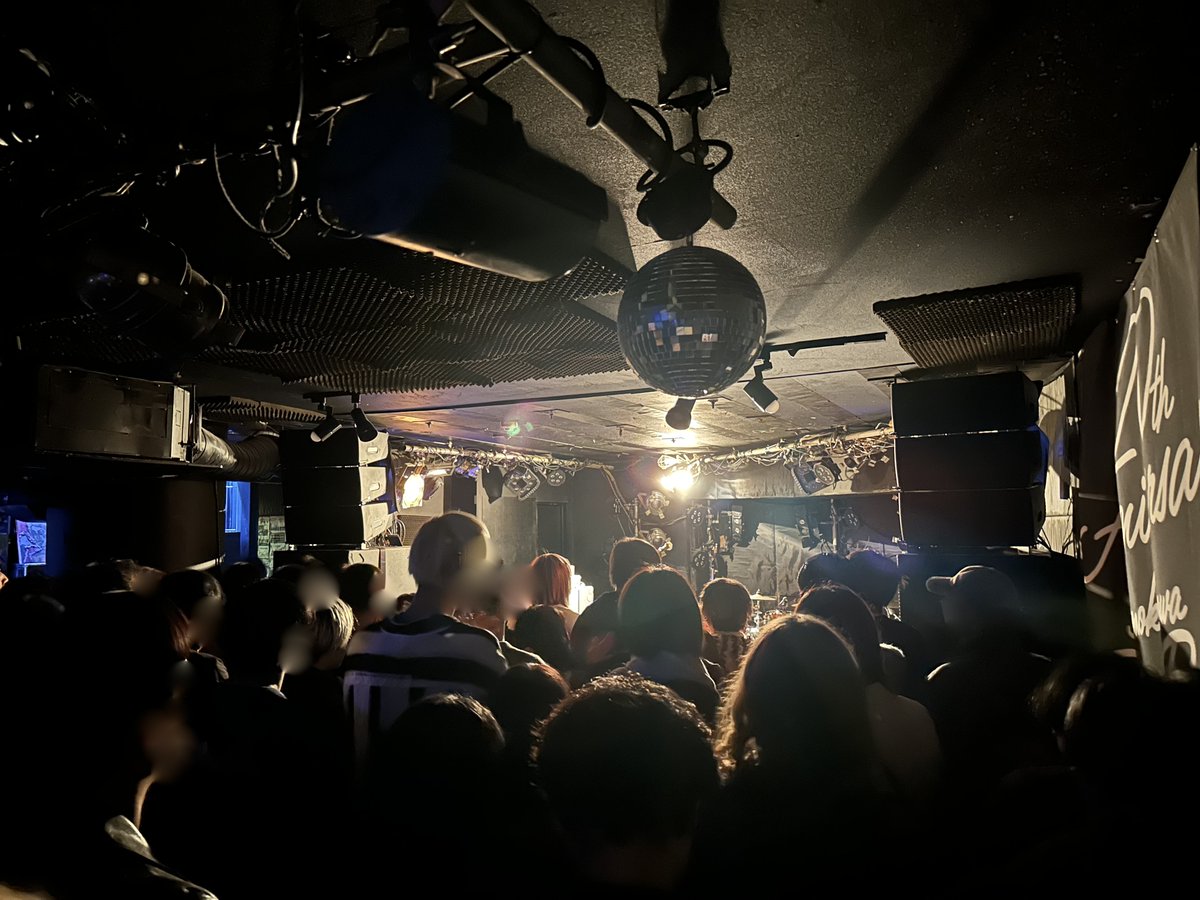 opaling_'s tweet photo. @ 下北沢DaisyBar #myche ワンマン
最初の印象は
春風詩音がシューゲイザーのオケで
ロックやってんぞ〜
曲調に馴染んでいるのは彼女がブルースっぽい歌い回しをするせいなのか?
🎸ギターもバリエーション豊富なエフェクトで気持ちよかった
mycheは絶妙な組み合わせなのかも...🔀 https://t.co/iQXNn6OT8Q