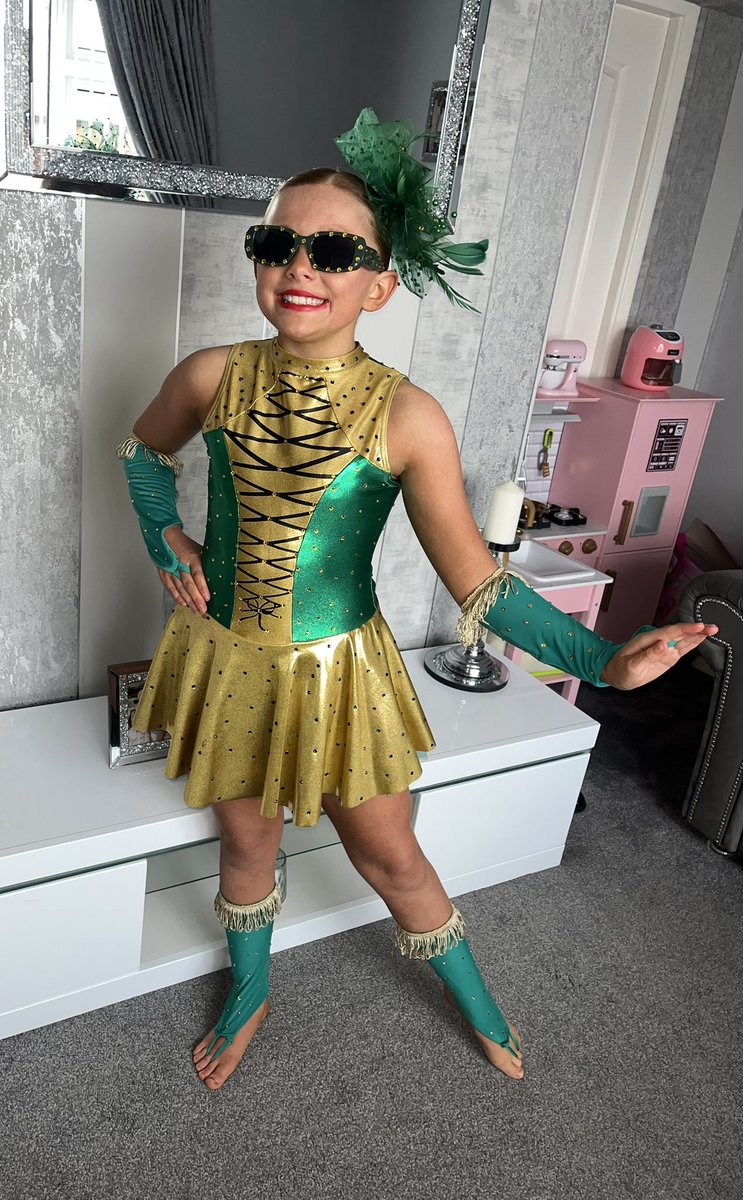 jade_smith17's tweet photo. Lilah getting into character &amp; off to the Emerald City 💚💎 ready to perform at Sunderland Young Achievers Awards @stannesrcp https://t.co/XAnHzFMdqv