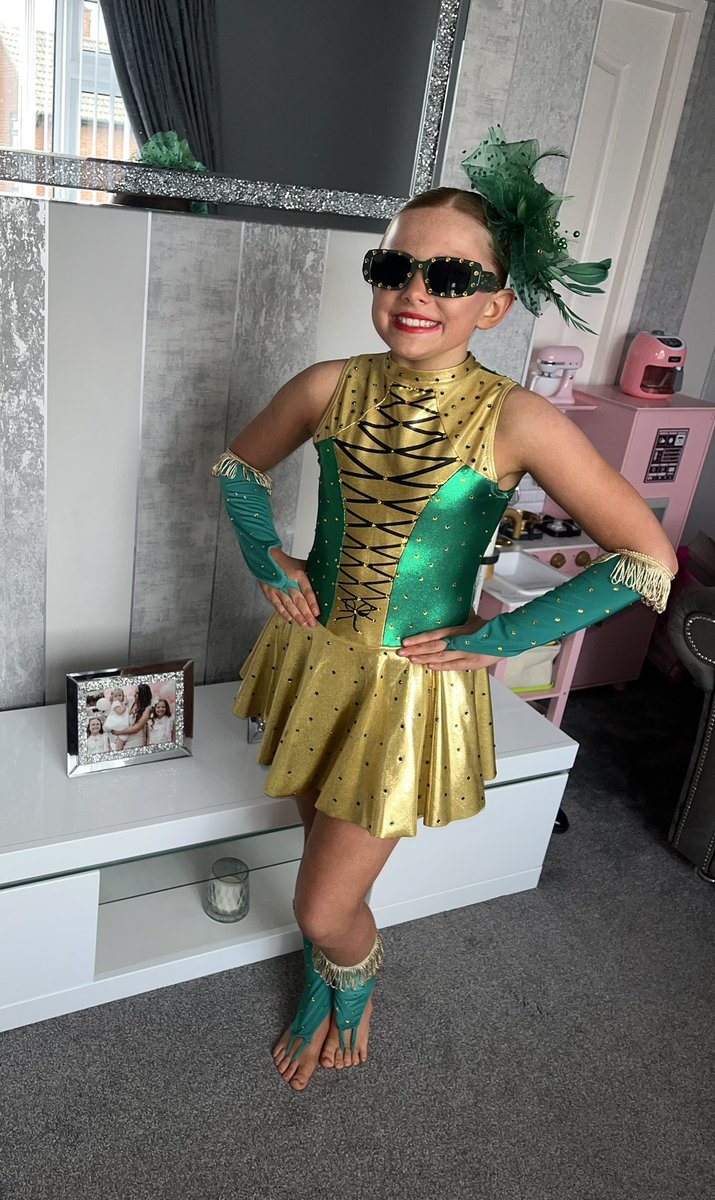 jade_smith17's tweet photo. Lilah getting into character &amp; off to the Emerald City 💚💎 ready to perform at Sunderland Young Achievers Awards @stannesrcp https://t.co/XAnHzFMdqv