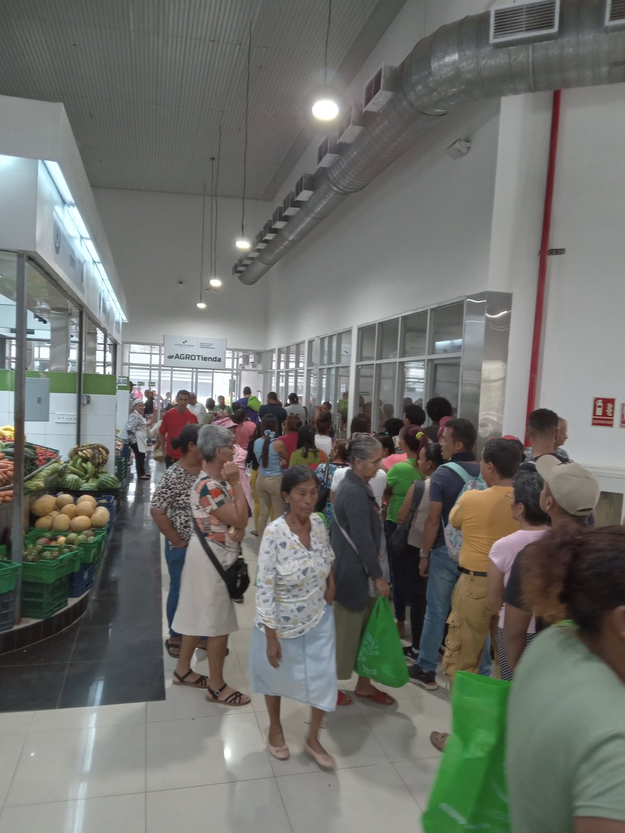 tomasr1506's tweet photo. Encargado de la tienda del @MIDAPma  en el mercado de abasto de La Chorrera de sus dos, decidió no vender arroz a los jubilados por situaciones antagonicas con los mismos, este señor le falta manejo y les dijo a los de la fila que el no hiba a explicarles nada y punto https://t.co/RXX1TF7LcY