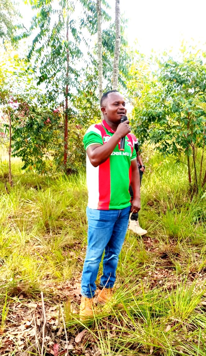CKarusi73722's tweet photo. #Karusi: Ubuserukizi bw'umuhari w'imbonerakure muri Komine #Karusi bwagendeye imbonerakure za zone #Buhindye kuri uyu wa 4 Ndamukiza 2025 kugira baganire n'imbonerakure zo muri iyo zone, @CnddFdd ,@CNDD_FDDGitega ,@R_Ndikuriyo ,@DorianeMunezero https://t.co/SDzZw1Ij1G
