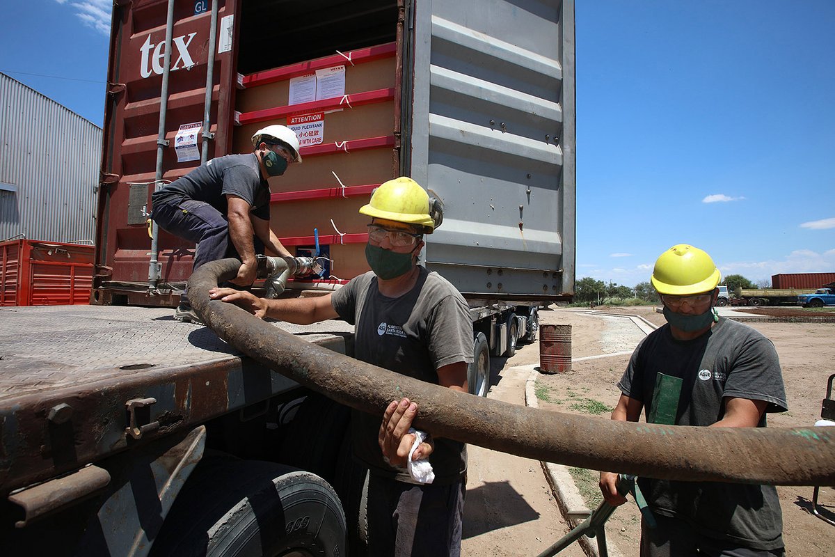 DiarioPuntal's tweet image. 🇺🇸 #Inquietud en la #industria #riocuartense que envía 2 mil toneladas anuales de aceite de maní a #EEUU

🖊️ @dalbiancoOk 

🌐 Encontrá la nota completa en el #Suple de #TranqueraAbierta en puntal.com.ar