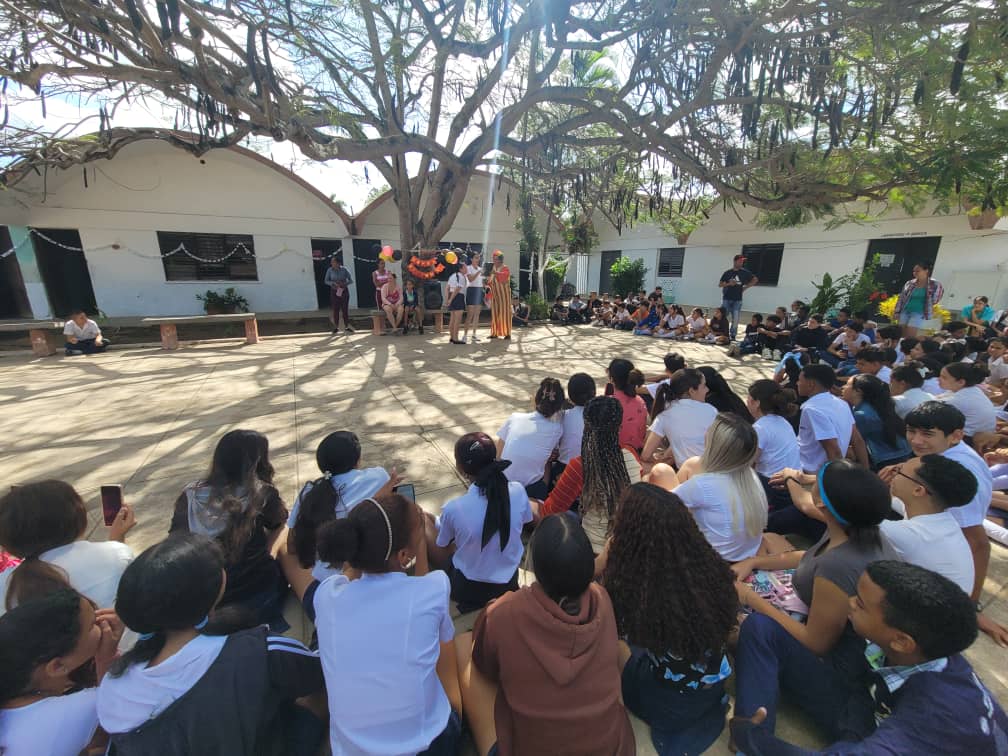 Diversas actividades desarrollan los estudiantes de la ESBU Mártires de Minas en el marco de la celebración del aniversario de la OPJM
#EducacionMinas
#OPJM