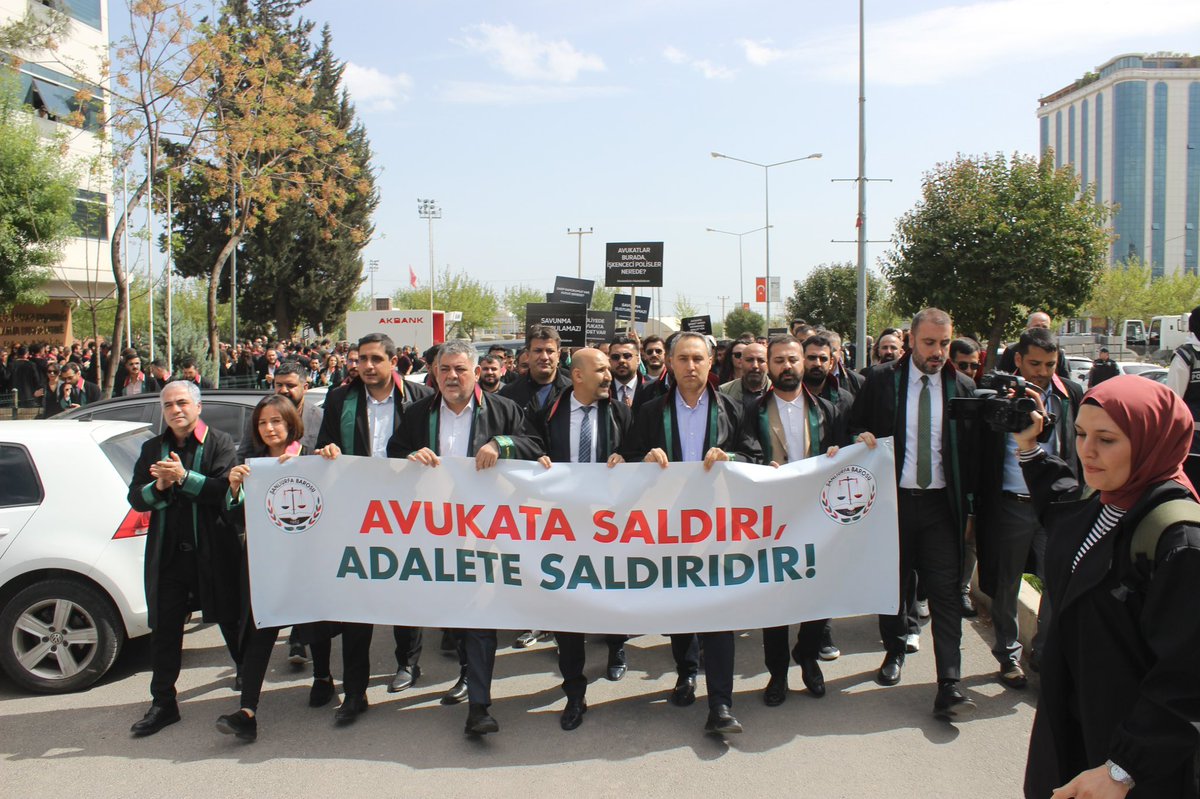 UrfaBarosu's tweet photo. Son dönemde Meslektaşlarımıza yönelik artan saldırılara karşı sessiz kalmadık. Hukukun üstünlüğünü ve savunma hakkını savunmak için 4 Nisan 2025 saat 14:00’te Şanlıurfa Barosu Hizmet Binası önünden Topçumeydanı’na cübbelerimizle yürüdük.

Adalet mücadelesine destek veren tüm Meslektaşlarımıza teşekkür ediyoruz.

#AvukataSaldırıAdaleteSaldırıdır