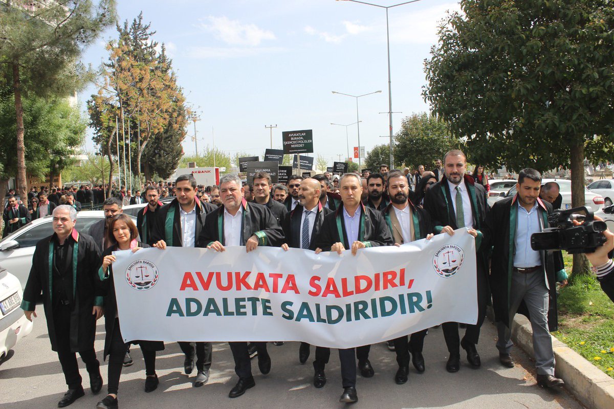 Son dönemde Meslektaşlarımıza yönelik artan saldırılara karşı sessiz kalmadık. Hukukun üstünlüğünü ve savunma hakkını savunmak için 4 Nisan 2025 saat 14:00’te Şanlıurfa Barosu Hizmet Binası önünden Topçumeydanı’na cübbelerimizle yürüdük.

Adalet mücadelesine destek veren tüm