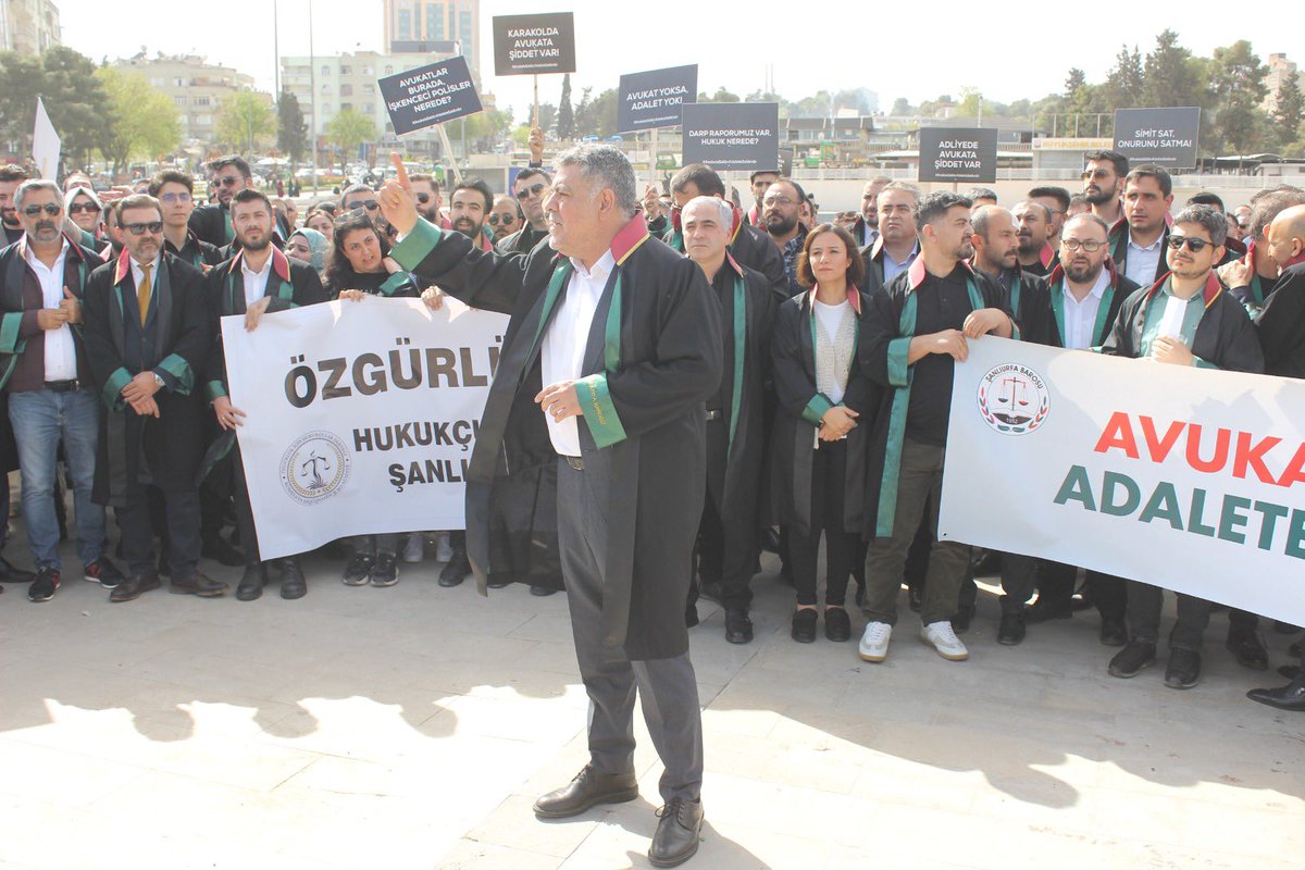 UrfaBarosu's tweet photo. Son dönemde Meslektaşlarımıza yönelik artan saldırılara karşı sessiz kalmadık. Hukukun üstünlüğünü ve savunma hakkını savunmak için 4 Nisan 2025 saat 14:00’te Şanlıurfa Barosu Hizmet Binası önünden Topçumeydanı’na cübbelerimizle yürüdük.

Adalet mücadelesine destek veren tüm Meslektaşlarımıza teşekkür ediyoruz.

#AvukataSaldırıAdaleteSaldırıdır