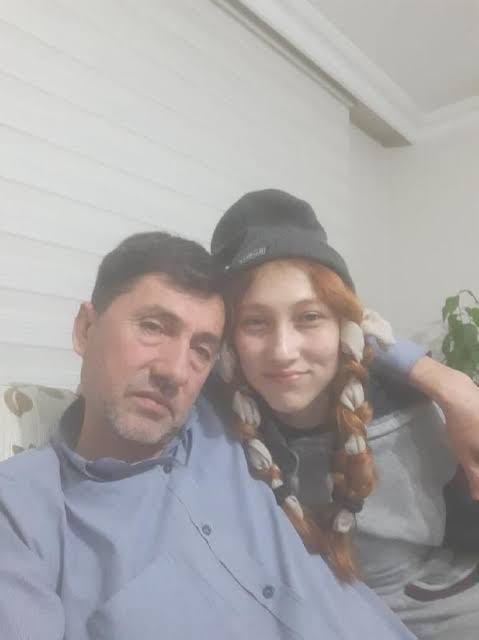 Türk milletinin garibanlığı ve yapılan ayrımcılık kanıma dokunuyor. Bu adam günlerce cumhurbaşkanına yalvardı. Tek bir kanal gündem yapmadı. Bırak sarayda ağırlamayı tek bir telefon açıp baş sağlığı dilediler mi acaba?