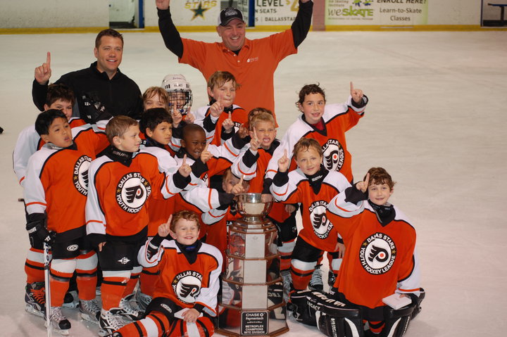 BruceLeVinePuck's tweet photo. Plano born Justin Robidas (son of Stephane) is slated to make his NHL debut for the @Canes tonight.
He began his hockey career playing in the @DallasStars house league where he helped the Frisco Flyers to the prestigious 2010 Mite Championship (far right, 2nd column).
Good Luck! https://t.co/Ktr4Mek66e