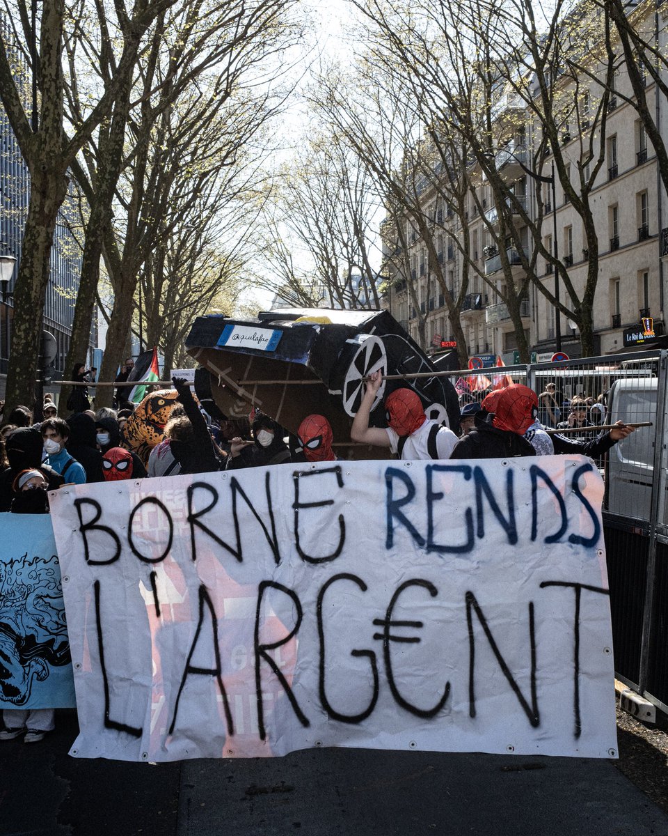 QLF_IDF's tweet photo. 🌋RETOUR SUR LE 11H JUSSIEU🌋
Ce jeudi 3/04 s'est déroulé la première manifestation des QLF à Paris 📍
Plusieurs facs ont été bloqué dès le matin 🌆  puis ont convergé a Jussieu pour lancer la manif 🕰
Cagoulés, dentés, masque de spiderman et mortiers furent aux rdv 🦖🕷️🕸️ https://t.co/lPLlA8FKRJ