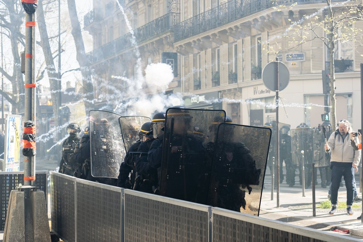 🌋RETOUR SUR LE 11H JUSSIEU🌋
Ce jeudi 3/04 s'est déroulé la première manifestation des QLF à Paris 📍
Plusieurs facs ont été bloqué dès le matin 🌆  puis ont convergé a Jussieu pour lancer la manif 🕰
Cagoulés, dentés, masque de spiderman et mortiers furent aux rdv 🦖🕷️🕸️