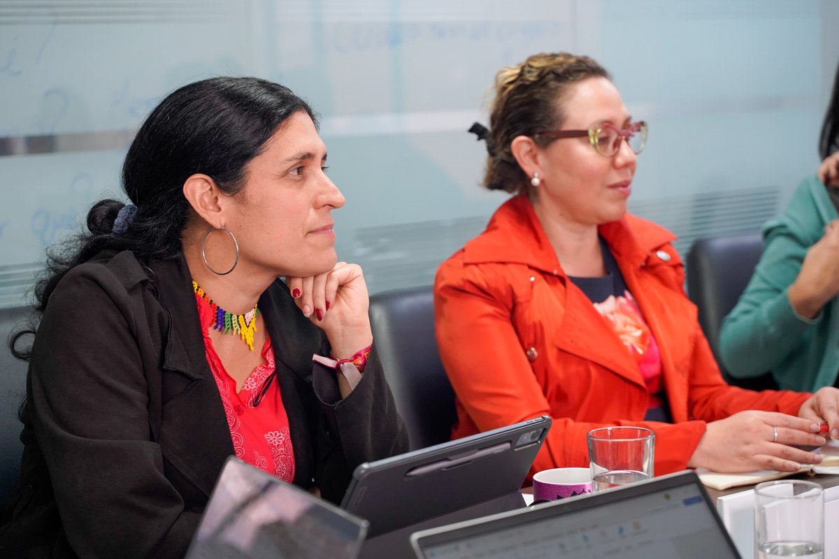 MinAgricultura's tweet photo. #Agenda 🗓️ | El viceministro (e) de Desarrollo Rural, @joseluenlaselva, y funcionarias de la oficina de Asuntos Internacionales de #MinAgricultura 🏛️ se reunieron en #Bogotá con la directora regional de @FIDA_LAC, @RimaAlcadi, 🗣️ con el objetivo de fortalecer el apoyo a la #ReformaAgraria en Colombia. 🇨🇴👨🏻‍🌾