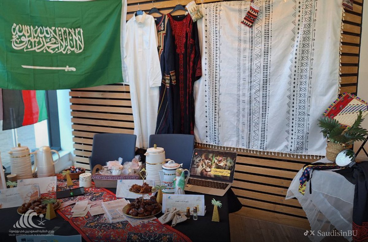 SaudisinBU's tweet photo. The Saudi Association at @bournemouthuni took part in #OneWorldDay, showcasing diverse cultures with traditional foods and discussions on customs. The Saudi club highlighted Saudi culture to the local community. 🌍🇸🇦 https://t.co/5OnrAFxZuZ