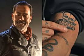 Jeffery Dean Morgans's new tattoo to honor Lucille? Learn more, deadinsidedontopen.blogspot.com/2025/04/jeffre… 
#walkingdead #twd #deadcity
