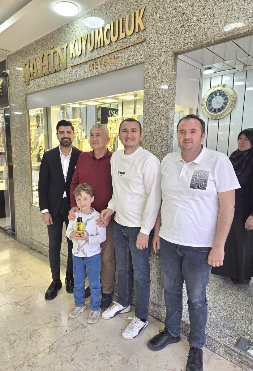 Serkan ŞAHİN (@shn_serkan) on Twitter photo Geçmiş dönemde GençAskon bayrağı altında aynı dönemde şube başkanlığı yaptığımız kıymetli dostum ve şu an TOBB Denizli Genç Girişimciler Kurulu Başkanı olarak devam eden <a href="/bekircakir20/">BEKİR ÇAKIR</a> ve ailesini Batmanda iş yerimizde ağırlamaktan onur duydum. Geçmiş dönemde GençAskon bayrağı altında aynı dönemde şube başkanlığı yaptığımız kıymetli dostum ve şu an TOBB Denizli Genç Girişimciler Kurulu Başkanı olarak devam eden <a href="/bekircakir20/">BEKİR ÇAKIR</a> ve ailesini Batmanda iş yerimizde ağırlamaktan onur duydum.