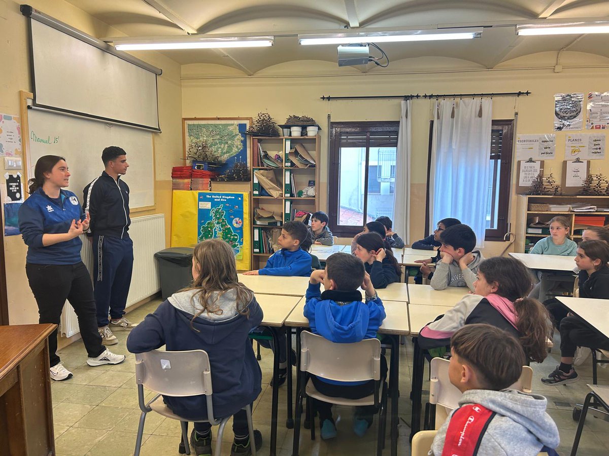 🔙🏫 𝙏𝙊𝙍𝙉𝙀𝙈 𝘼 𝙇❜𝙀𝙎𝘾𝙊𝙇𝘼!

👨‍🏫 Aquesta tarda hem visitat els alumnes de 5è de Primària de l'Escola Petit Plançó

👥 Amb el migcampista juvenil Martí Puigbert i la coordinadora del femení <a href="/laiapuigclavera/">Laia Puig</a>

🤗 Agraïts per la bona estona compartida!

#UEOaEscola #femclub