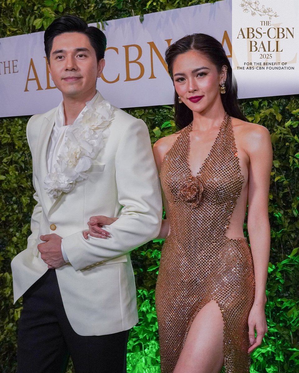 Kim Chiu and Paulo Avelino charmed the red carpet at the #ABSCBNBall2025. #BrighterTogether (📷: Juliana Talde, ABS-CBN News intern)