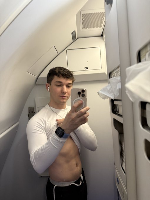 Any men out there still find an all natural man body attractive? https://t.co/t49SQi59Eb https://t.c