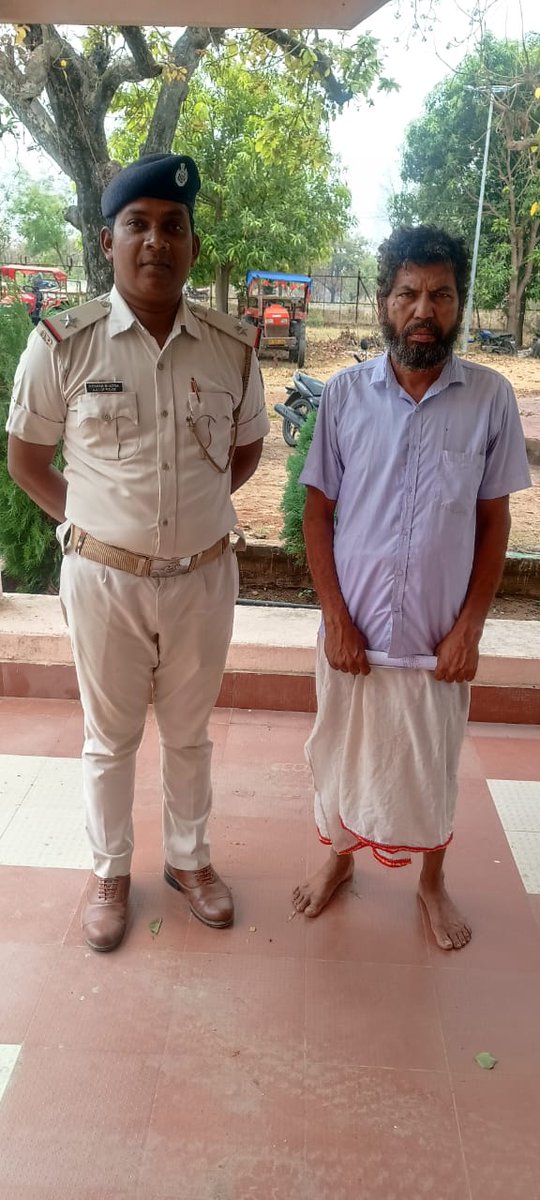 SP Malkangiri (@spmalkangiri) on Twitter photo #Podia PS Team executed one warrentee namely Paban Mandal (65) S/O Fulchanda Mandal of MV-59, PS-Podia, Dist-Malkangiri in connection with CT No 115/2022 arising out of Podia PS Case No-34/2022 of Session Judge Cum special Judge Malkangiri.
<a href="/odisha_police/">Odisha Police</a> <a href="/digswrkoraput/">DIGP, SWR Koraput, Odisha</a> #Podia PS Team executed one warrentee namely Paban Mandal (65) S/O Fulchanda Mandal of MV-59, PS-Podia, Dist-Malkangiri in connection with CT No 115/2022 arising out of Podia PS Case No-34/2022 of Session Judge Cum special Judge Malkangiri.
<a href="/odisha_police/">Odisha Police</a> <a href="/digswrkoraput/">DIGP, SWR Koraput, Odisha</a>
