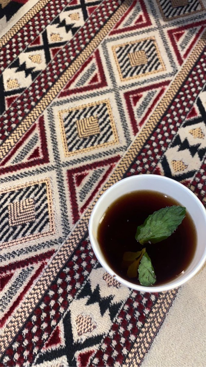 لو يمينك ما تمد إلا كوب شاهي 
كنّها تمد الأراضي السبع باللي فيها🌿