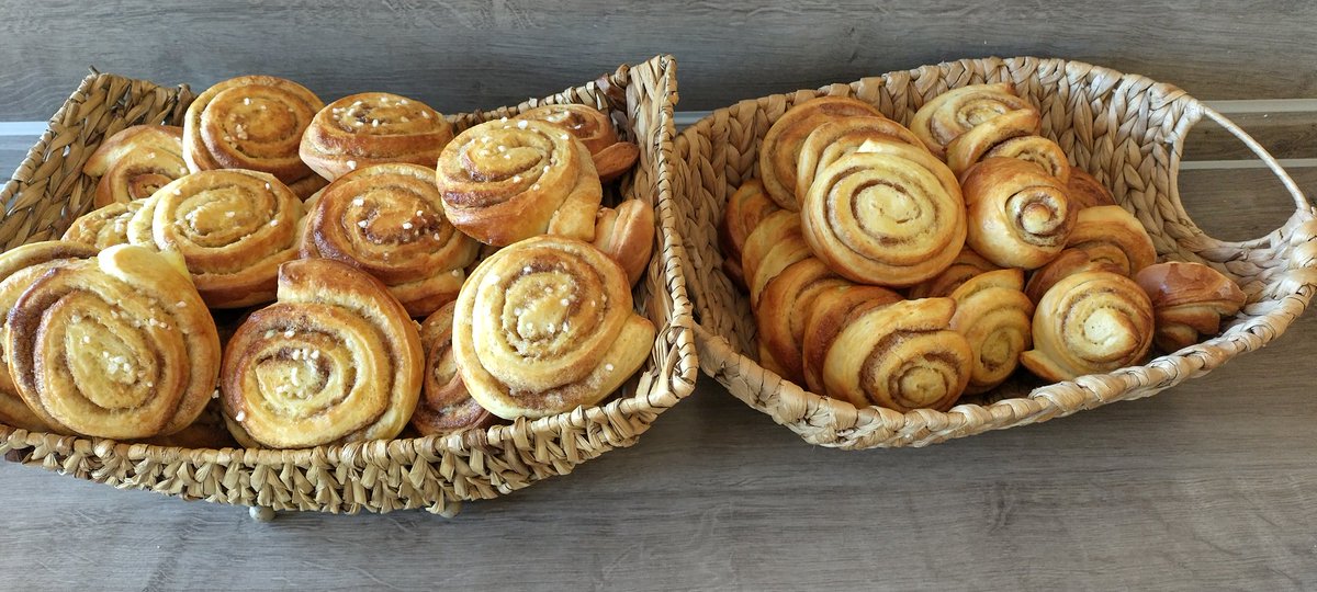 1Utini's tweet image. Kurze Backeskalation mit 6 Blechen Zimtschnecken, weil man Sorge hat dass das Essen am nächsten Tag bei der Einweihungsfeier nicht reicht...