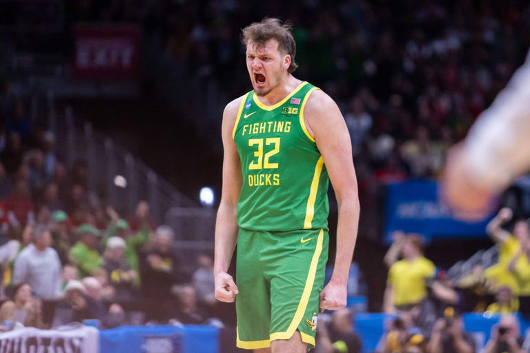 Oregon's Nate Bittle is one of the easiest prospects to project in the 2025 NBA Draft.

The 7-foot center and former five-star recruit combines a well-rounded offensive arsenal with elite defensive prowess.

A Film Thread📽️🧵