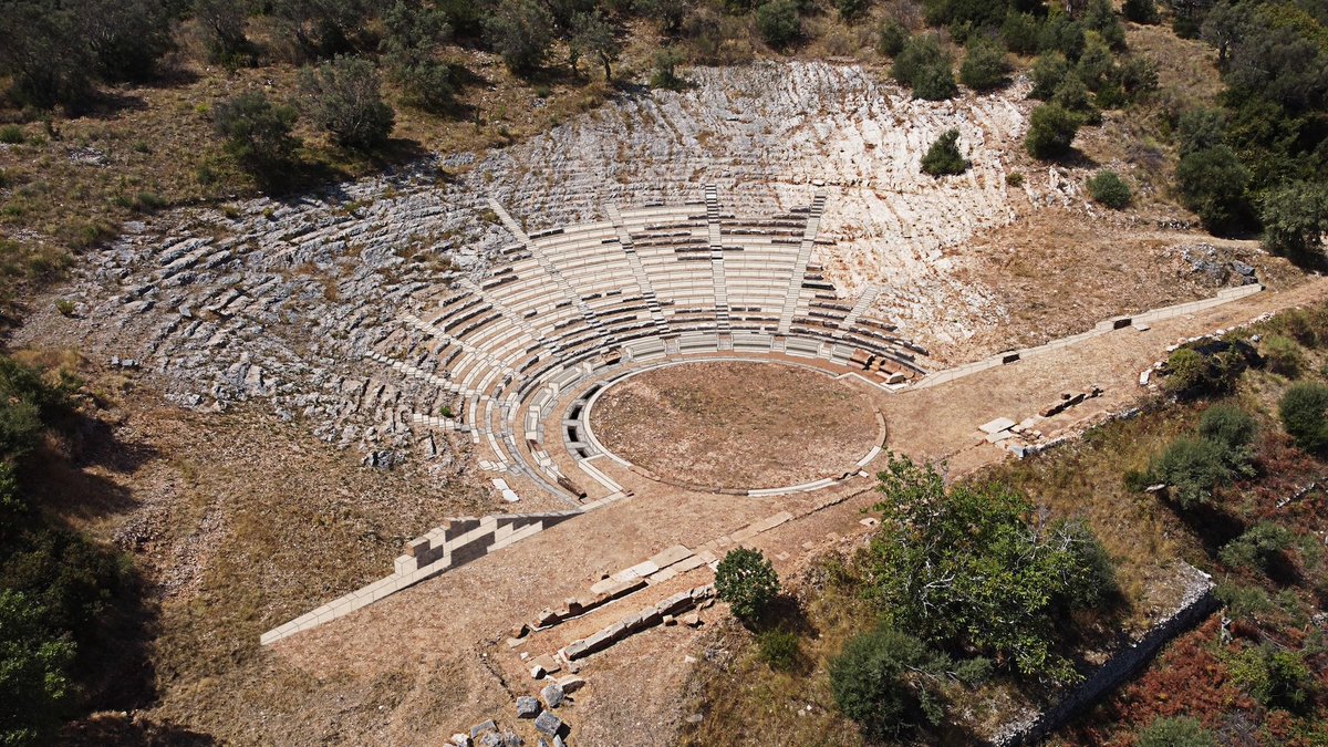 📢💣 ¡Tenemos un nuevo teatro griego!
La excavación sistemática del teatro de la antigua Léucade (Islas Jónicas), iniciada en 2017 y recién concluida, ha sacado a la luz este magnífico monumento datado en el s. IV a.C. y que se estima podía acoger a 10.000 espectadores 🧵👇