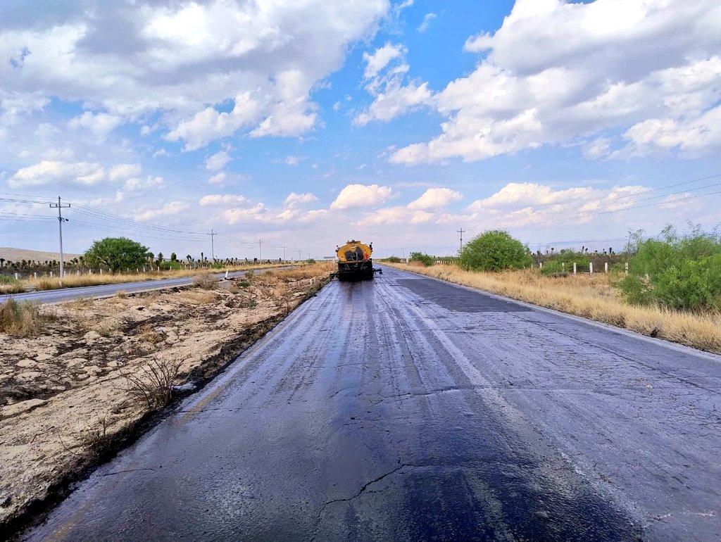 SICT_Zacatecas's tweet photo. Continúan las renivelaciones en la carretera federal 54 #Zacatecas - Saltillo.🛣️🚧
👷👷♀️A través del Programa #Bachetón atendimos el subtramo del km 191+955, en el municipio de #Mazapil.
#SICTZacatecas #SomosSICT #SICT https://t.co/iDjSProdlx