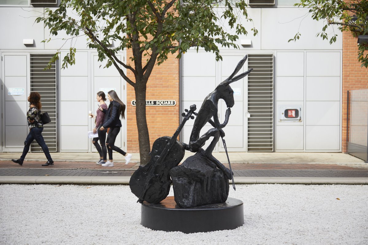 A work that combines the musical with the contemplative is Large Troubadour (2004). The hare takes on the musician’s act of reflection. See Large Troubadour (2004) this weekend at @artparisartfair at the Grand Palais.