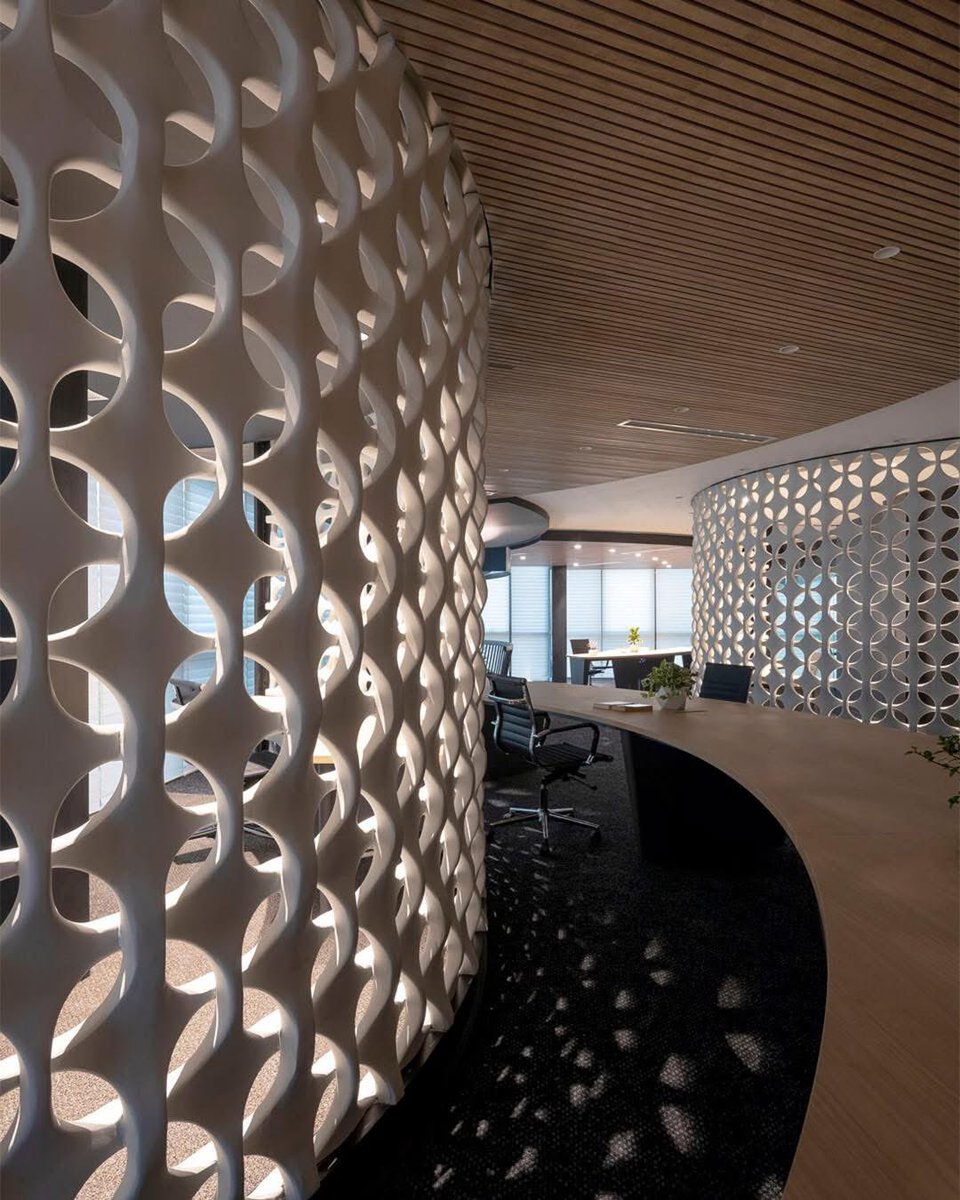 parametricarch's tweet photo. Woven Screen Office, designed by @niwao, is inspired by the traditional Vietnamese perforated terracotta block walls. Unlike traditional screens, this modern version has no tails and heads, demonstrating how the concept was realized, uniting space and people. 

The 3-dimensional concrete blocks created the screens to achieve an open yet enclosed, public yet private office space. 3D printers significantly contributed to producing these complicated curved surfaces from concrete. 1 unit of 1:1 scale was divided into 4 pieces for 3D printing, assembly, and use as a molding frame for casting concrete.

📸 TRIEUCHIEN

#parametricarchitecture #parametricdesign #wovenscreen #3dprinting #concretescreen