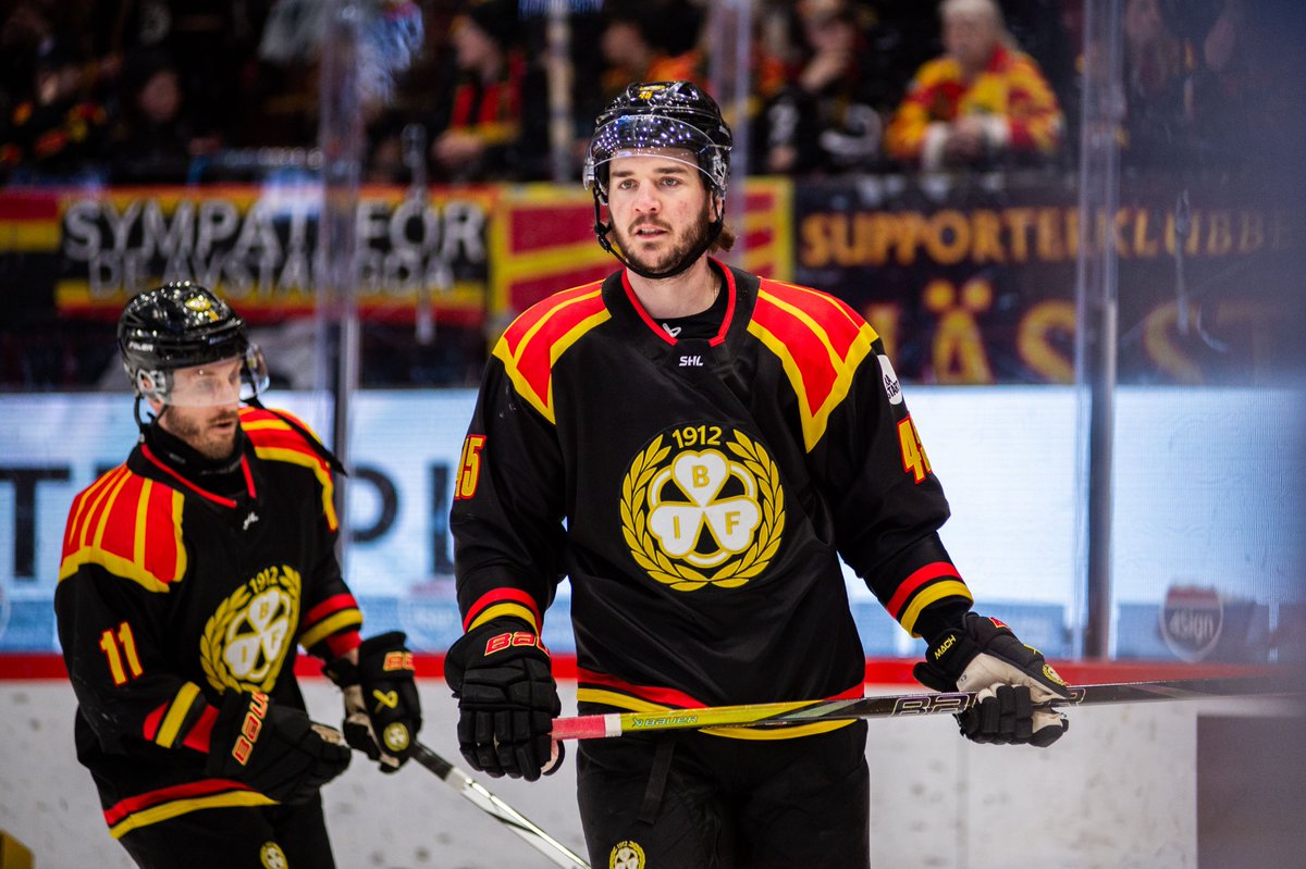 SHLse's tweet photo. Gävle mot Skellefteå. @Brynas mot @skelleftea_aik
Strax börjar match 1 i "Norrlands-semifinalen"! 🔴🟡⚫️
Följ rapporteringen på https://t.co/tiEXbwvbfa och i våra sociala medier! Vilka hejar du på?
#BIFSKE #SHL #twittpuck #ishockey #svsshl https://t.co/bvCUqyO93w