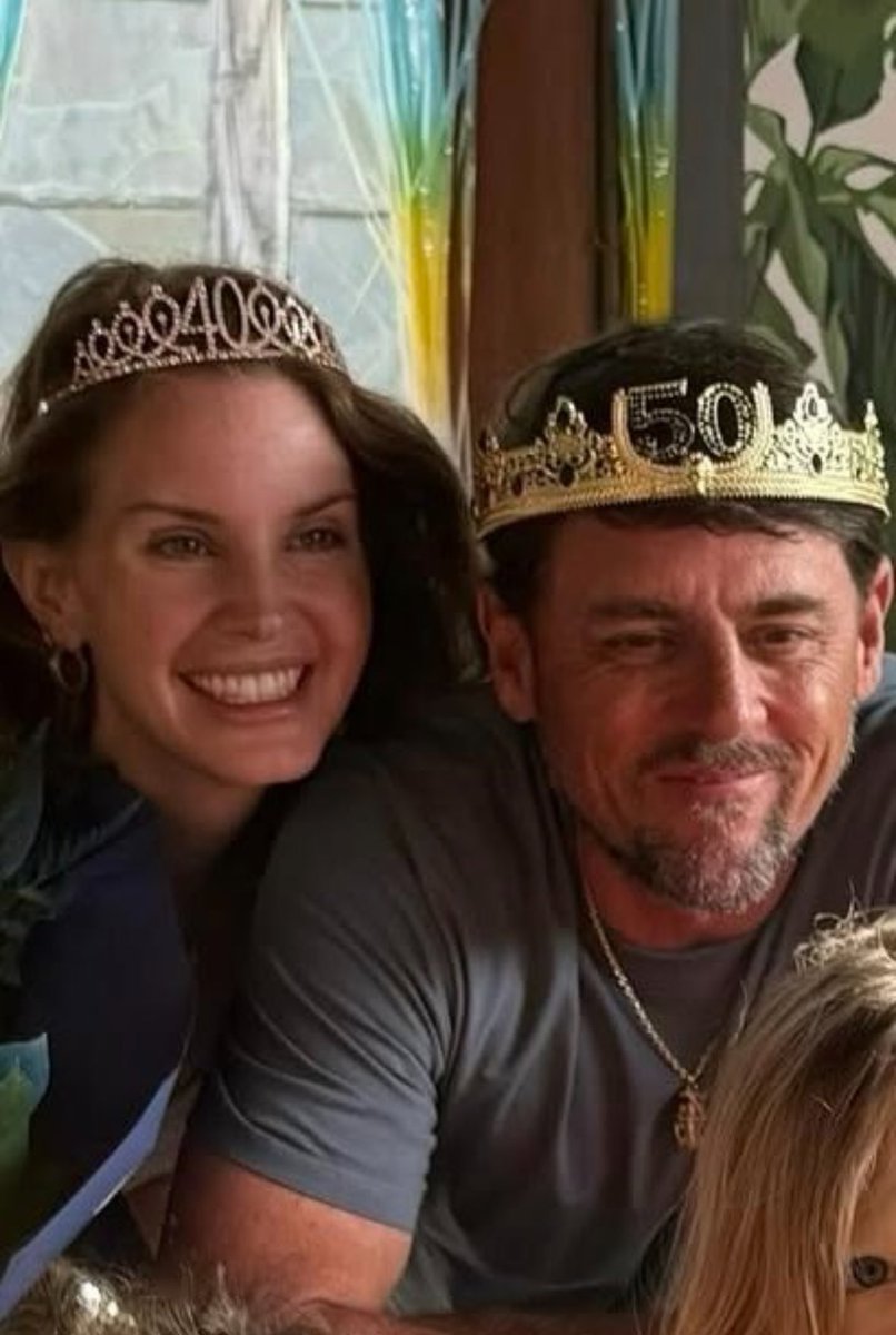jeremy_crave's tweet photo. Some lana stans: “Jeremy is so old”
Their age gap: https://t.co/dVdJBgMYHC