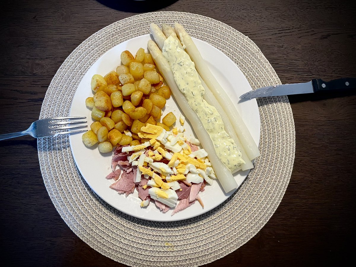 Heerlijk….de eerste asperges van dit seizoen. Uiteraard het witte goud van Hof van Huijbers uit Mierlo.