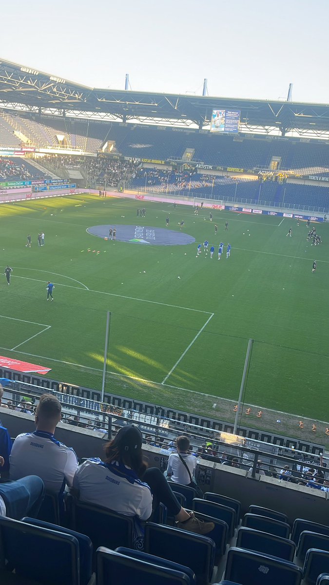 18.000 heute bei <a href="/FPL_Turnier/">FPL | FantasticPrimeLight</a> das ist insan… ach warte ich sitze beim MSV. Trotzdem schaue ich natürlich mit drauf nach so einem Banger ersten Spieltag wie gestern