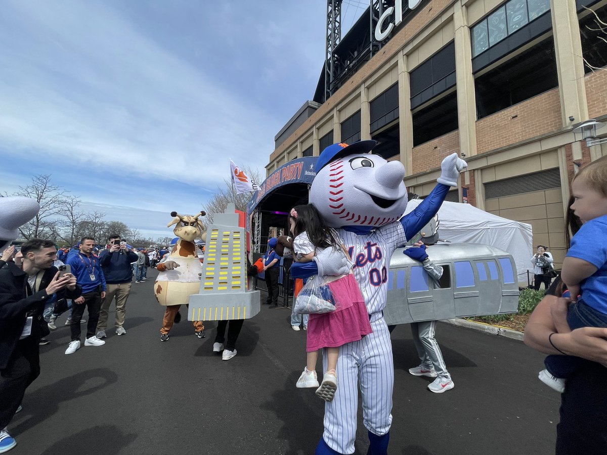 why is my kid the literal main character everywhere she goes? #LGM #MetsOpeningDay