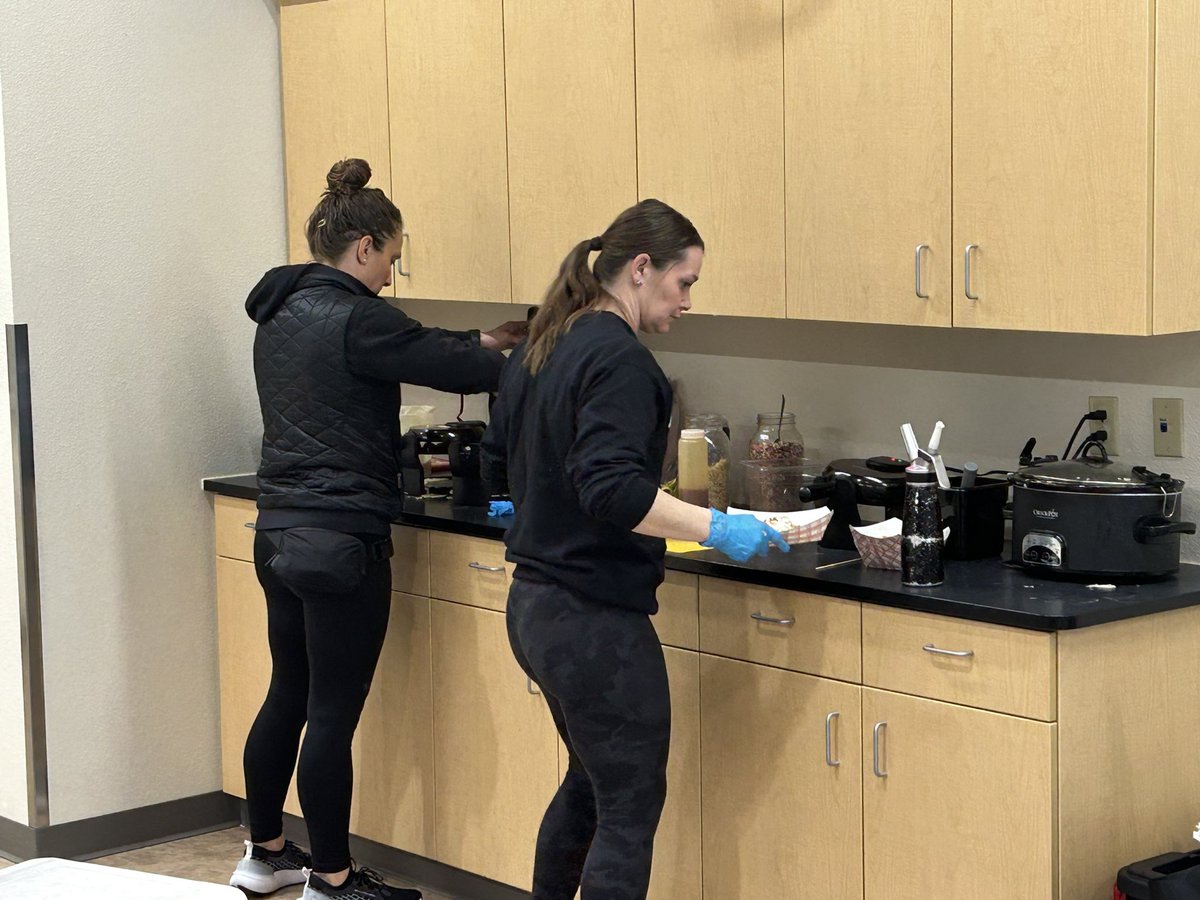 AngieEdinger's tweet photo. Huge thanks to Copper Dog and our UMary emerging leaders for a wonderful breakfast for our staff! #WachterRoar #LearnBPS https://t.co/JW5ASS40TF