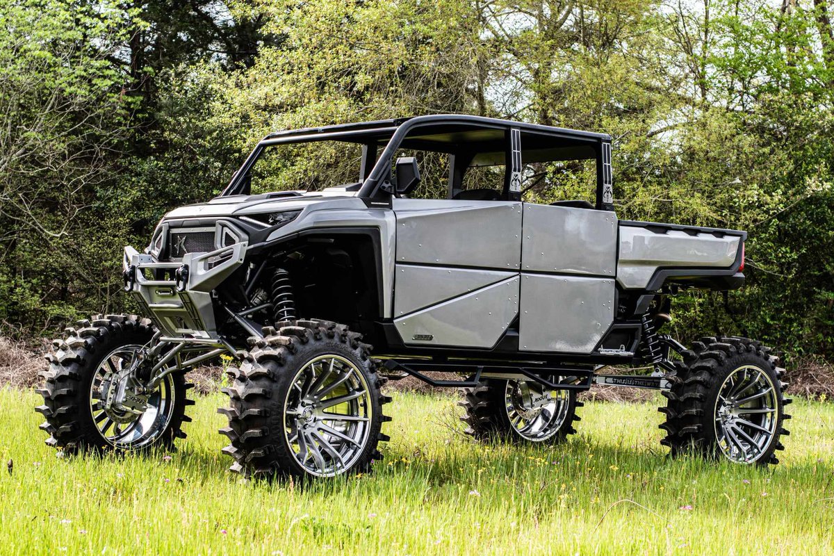 superatvtweet's tweet photo. 💫 @rogue_offroad absolutely crushed this #PolarisRanger 1500 build for @the_real_neon! aka The #Mandalorian is sitting on #RogueOffroad Suspension Lift with tons of their custom accessories, and a #SuperATV 6" Dual Idler GDP portal gear lift with the Truck/Jeep Hubs to mount some beautiful 24 Inch wheels from @fueloffroad, wrapped in 40 Inch tires! 💪⚙ #ThisIsTheWay