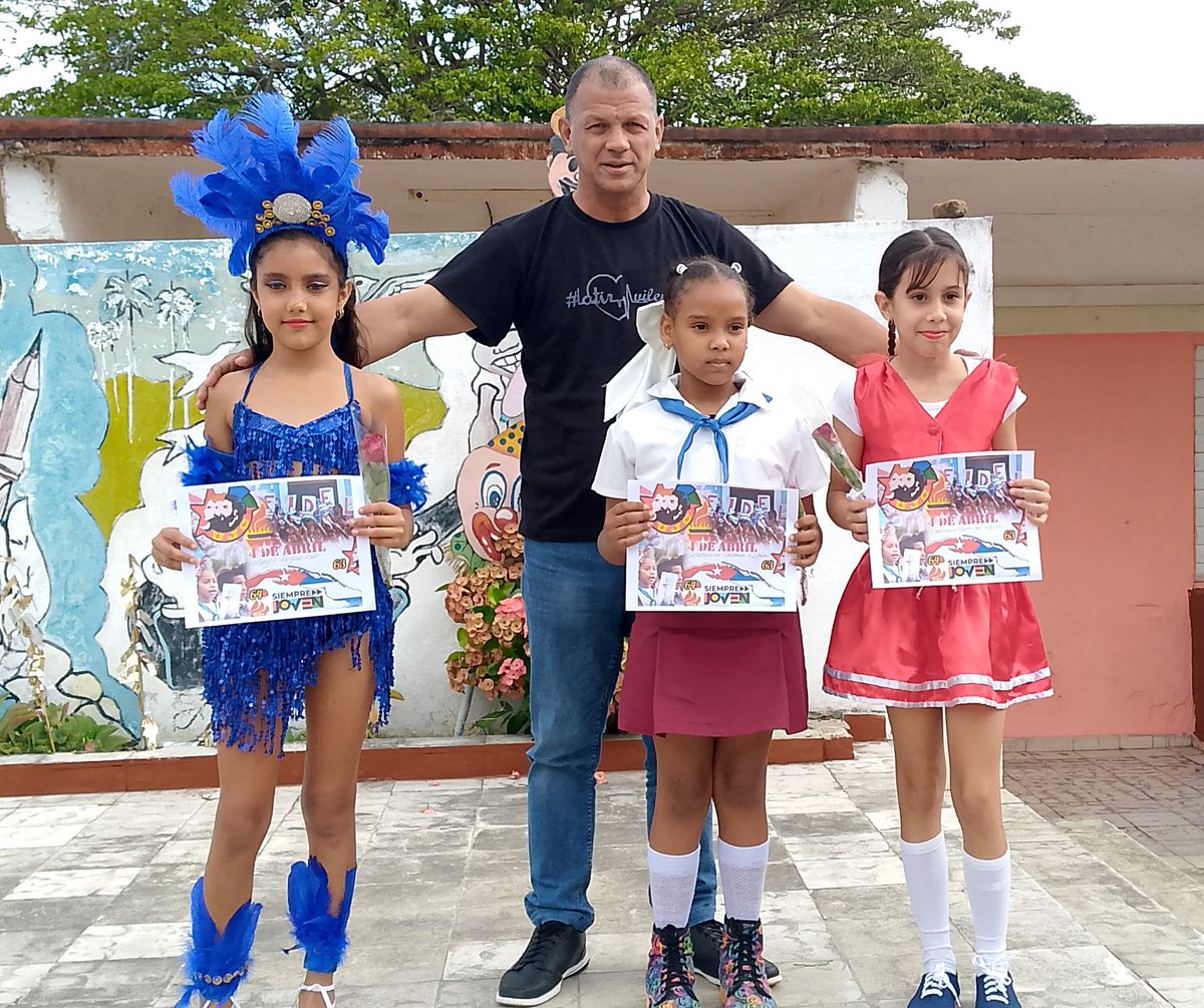 Reciben distinción 4 DE ABRIL estudiantes de la institución educativa Antonio Maceo.

#Chambas #CubaMined #EducaciónChambas