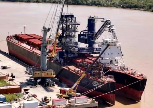 Seba_IndArg's tweet photo. Hito de la Industria Naval Argentina. 

Se trata de una Estación de Carga Flotante de Granos única en su tipo, integramente desarrollada con ingeniería nacional. 

Fue diseñada para operar sobre la Hidrovía Paraná por donde circula mas del 80% de las exportaciones argentinas. https://t.co/HLDUkySGc5