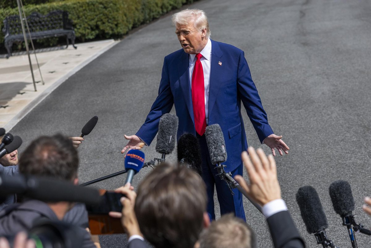 EmmaRincon's tweet photo. La guerra aranceleria de Trump es la mayor apuesta política realizada en décadas y solo puede terminar de dos maneras: 

1. Tiene éxito, los países bajan sus aranceles y viene un boom económico sin precedentes para EEUU, los demócratas no ganan en 20 años.

2. Fracasa, inicia una larga confrontación con socios comerciales, China aprovecha las disputas y se acerca a los antiguos socios estadounidenses, genera una grave crisis económica, los republicanos pierden sus mayorías en ambas cámaras en las midterms y Trump piede su capital política y su legado.

Es una apuesta sumamente arriesgada, que podría convertirle en uno de los mejores presidentes en la historia de EEUU, o enterrar su legado. Los estadounidenses tienen un dicho: "Go big or go home", es lo que está haciendo Trump y solo sabremos el resultado en unos meses.