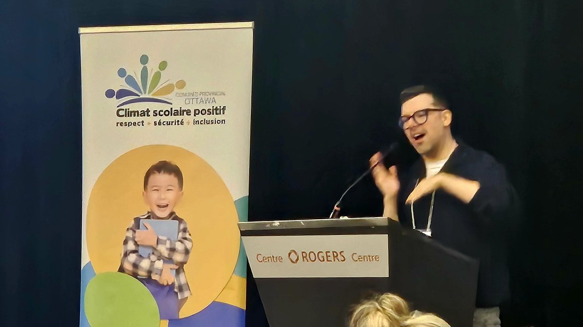"J'écris du théâtre pour le crier au public, j'écris des livres pour le chuchoter à l'oreille du lecteur"  Incroyable conférence. Quel cadeau comme conférencier de fermeture du congrès #ClimatScolaire25
#simonboulerice