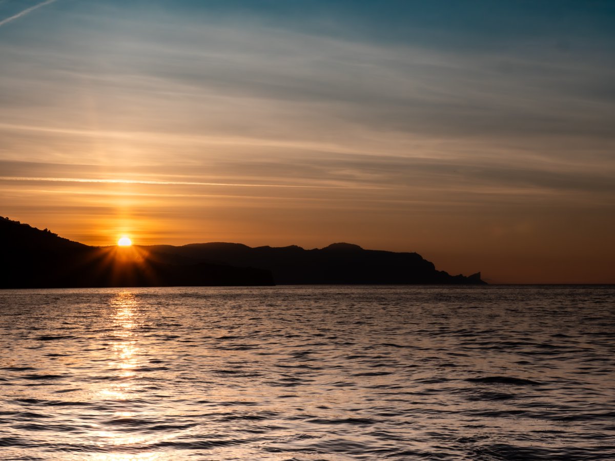 As the sun dips below the horizon, the sky transforms into a breathtaking canvas of pinks and oranges, reflecting off the tranquil waters🌅✨
#Sailing a #Windelo is making unforgettable memories on the water. Don’t just dream about it—make it a reality! 
#windelocatamaran #sunset