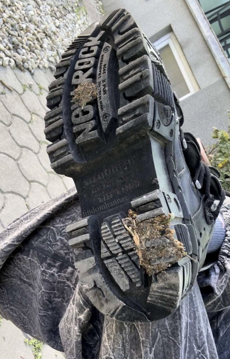 in hunde scheisse getreten ich hoff du weisst was deine aufgabe ist: zunge raus und sauber machen! hahah du ekliger köter 

findom • femdom • herrin • geldherrin • zahlsklave • zahlschwein • zahlhund