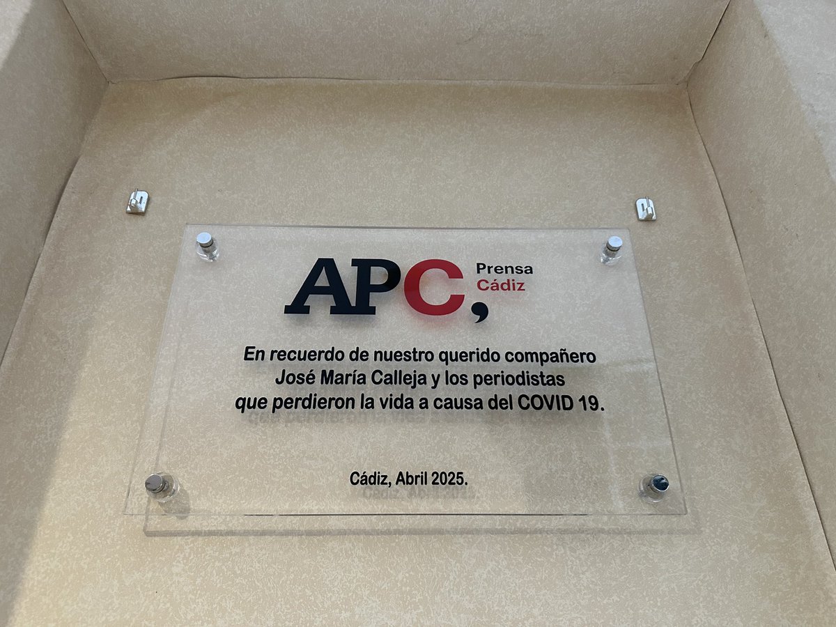 Descubrimos junto a <a href="/fape_fape/">FAPE</a> una placa en la sede de la APC en recuerdo del periodista José María Calleja, y de los periodistas que perdieron la vida a causa del Covid-19. 
 
La APC ha aprovechado para enmarcar este acto dentro de la #84AsambleaFape  
•
 #Cádiz #prensacádiz